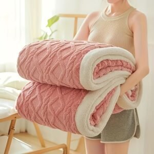 Couette en Velours Tafu d'Hiver Chaud avec Technologie de Couture Douce, Couverture Épaisse et Luxueuse qui ne Décolore Pas, Confortable pour toutes les Saisons, Lavable à la Machine, Disponible 4 Saisonnements, Idéale pour Les Chambres À Coucher, Salon D’amis, Hôtels Et Séjours, Linge de lit d'hiver,Couette d'Hôtel,Linge de lit élégant,Polaire Douce,Polaire de haute qualité,Couture matelassée,Résistant aux taches,Couette Toutes Saisons,Industrie de l'Hôtellerie,