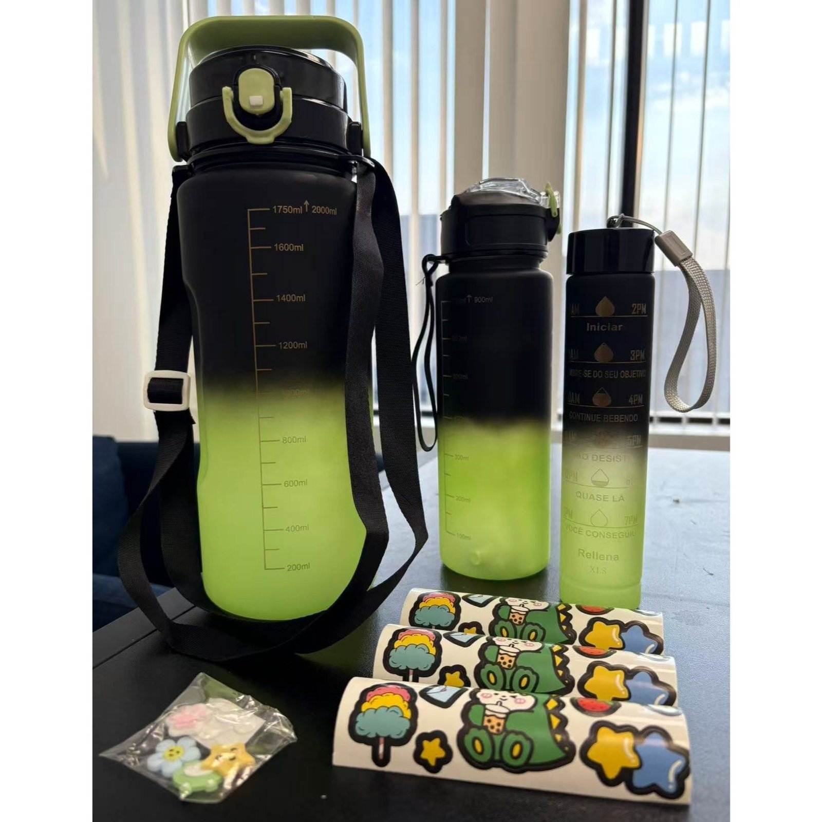 3pièces Ensemble de bouteilles d'eau motivantes avec autocollants et breloques gratuits, gourde d'eau étanche sans BPA avec marqueur de temps (2000ml + 900ml + 280ml) - Image 4