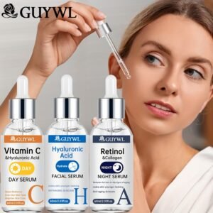 Le coffret 3 pièces de Guywl comprend des sérum de vitamine C, de rétinol et d'acide hyaluronique jour et nuit, associés au collagène, à l'acide tranexamique et à la niacinamide. Il éclaire le teint, raffermit la peau, hydrate en profondeur et uniformise le teint.