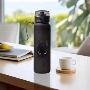 750ml/25.4oz Bouteille de voyage en forme de visage de chat noir - Design de chat mignon avec des yeux expressifs, couvercle étanche et boucle de transport - Tasse en PC durable pour le bureau, le camping, les cadeaux de remise des diplômes - Parfait pour les amateurs de chats et l'utilisation quotidienne, Bouteille d'eau de chat noir, Tasse de voyage à café